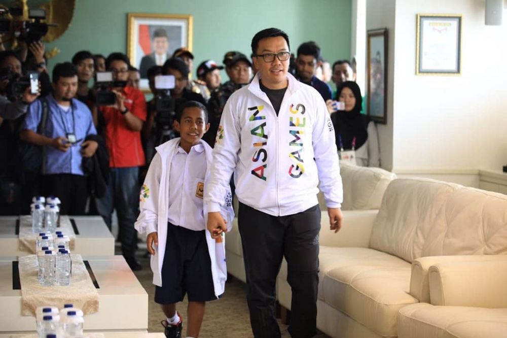 10 Momen pertemuan Joni dan Menpora, diberi maskot & jaket Asian Games