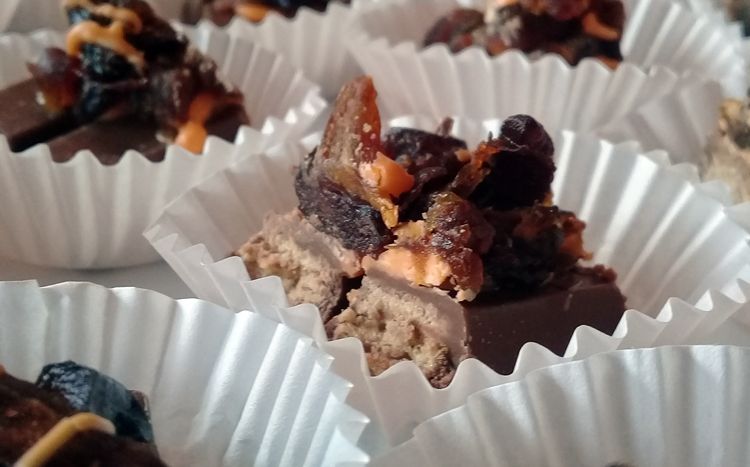 Ini pertama di Indonesia lho, ada cokelat dengan topping mie goreng