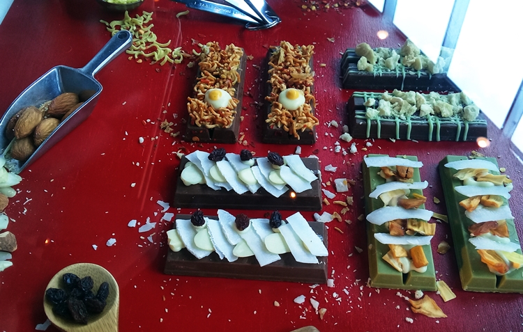 Ini pertama di Indonesia lho, ada cokelat dengan topping mie goreng