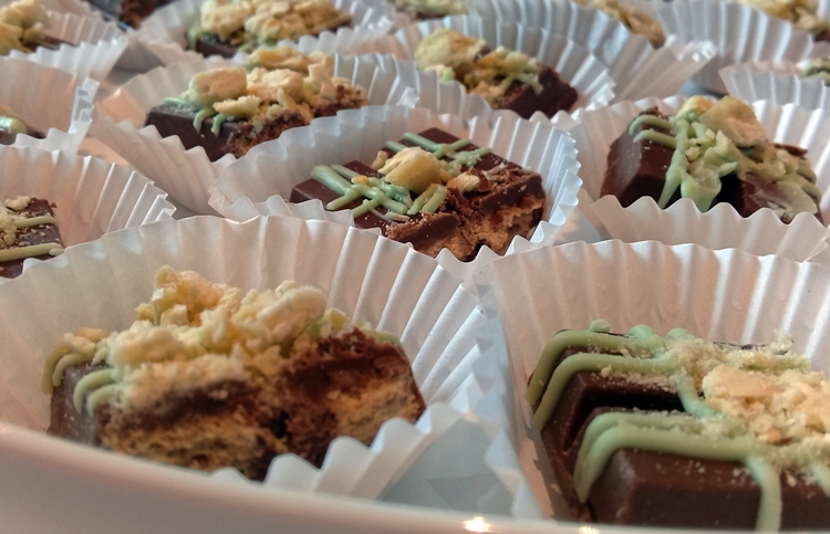 Ini pertama di Indonesia lho, ada cokelat dengan topping mie goreng