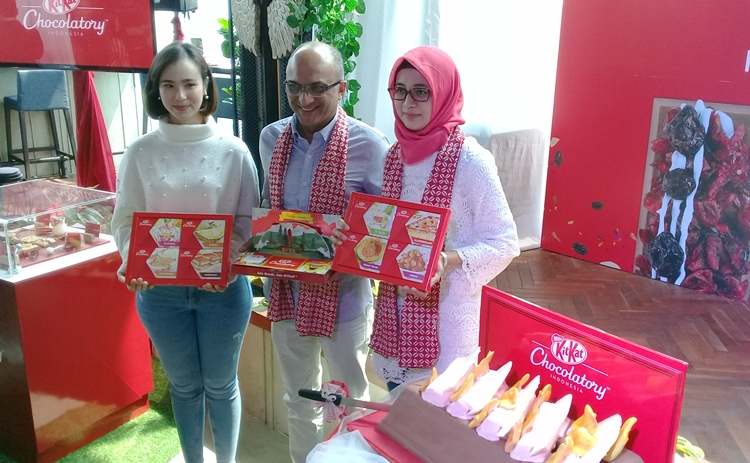 Ini pertama di Indonesia lho, ada cokelat dengan topping mie goreng