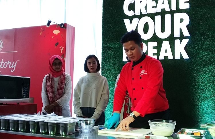 Ini pertama di Indonesia lho, ada cokelat dengan topping mie goreng