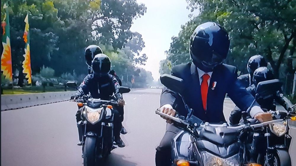 Aksi Jokowi naik motor sport jadi sorotan, ini jenis helm yang dipakai