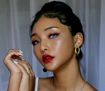 Identik putih, ini 10 pesona Jella beauty vlogger Korea berkulit gelap