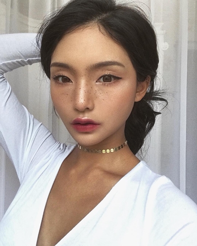 Identik putih, ini 10 pesona Jella beauty vlogger Korea berkulit gelap