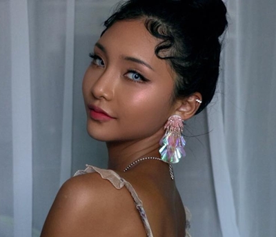 Identik putih, ini 10 pesona Jella beauty vlogger Korea berkulit gelap