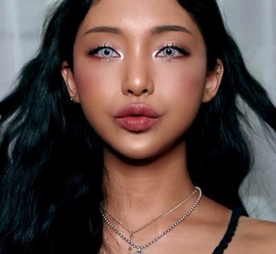 Identik putih, ini 10 pesona Jella beauty vlogger Korea berkulit gelap