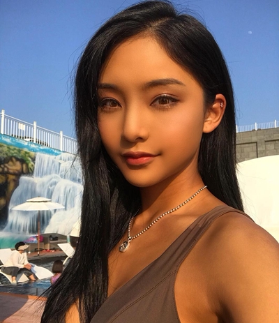 Identik putih, ini 10 pesona Jella beauty vlogger Korea berkulit gelap