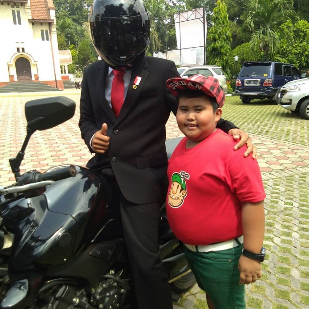 10 potret menggemaskan Fairel, bocah melongo saat Jokowi naik moge