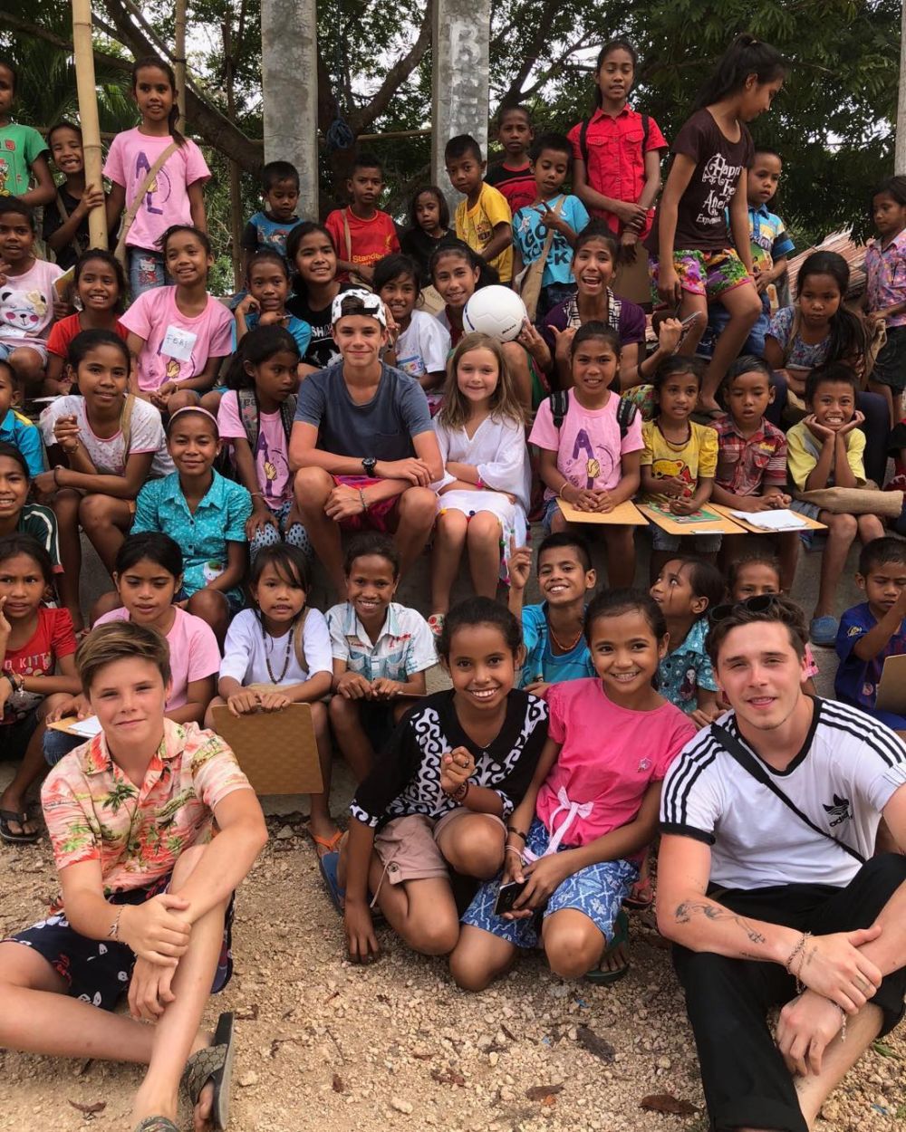 9 Potret keluarga David Beckham liburan sekaligus aksi sosial di Sumba