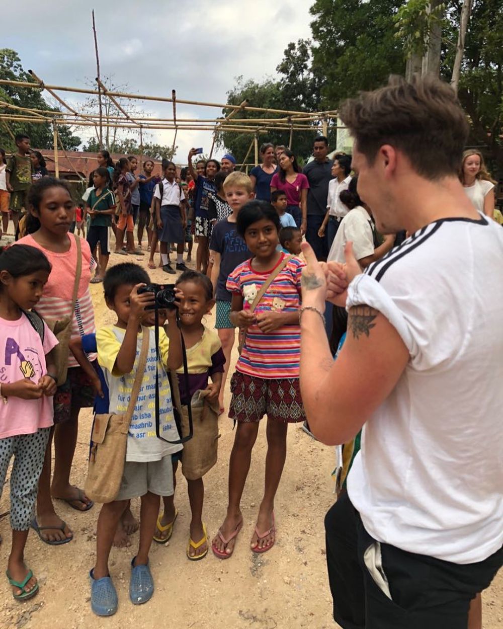 9 Potret keluarga David Beckham liburan sekaligus aksi sosial di Sumba