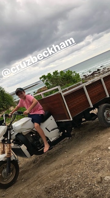 9 Potret keluarga David Beckham liburan sekaligus aksi sosial di Sumba