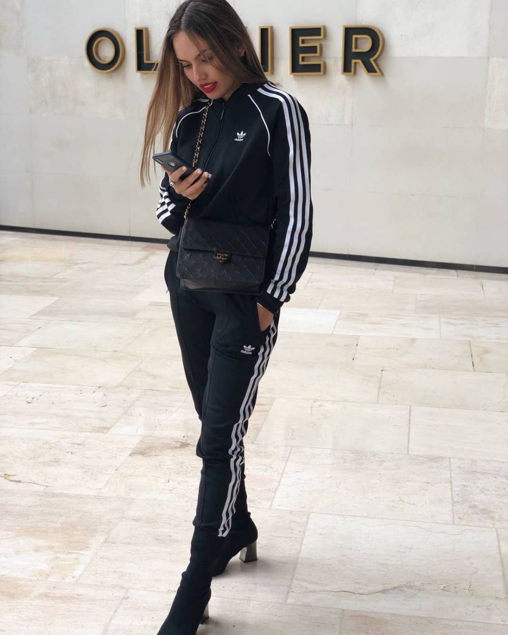 8 Potret seksi Carmen Rowena, istri Lilipaly pencetak gol Timnas di AG