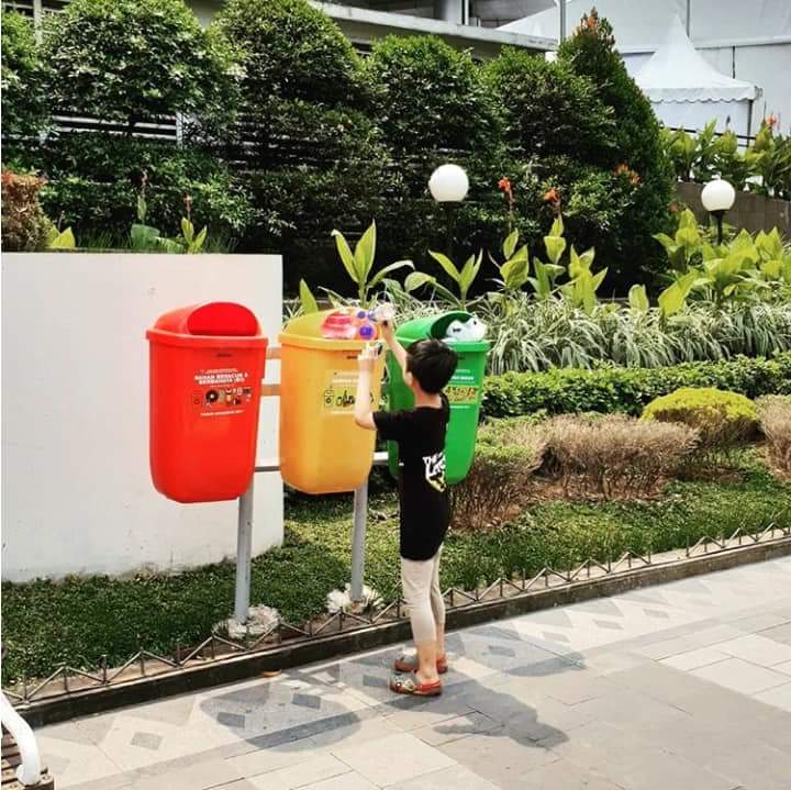 'Tamparan' bagi Indonesia, suporter Jepang punguti puntung rokok di AG