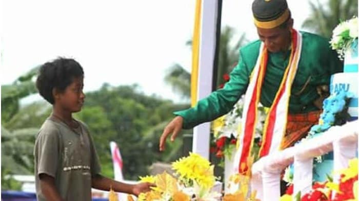 Tak seberuntung Joni, bocah pemanjat tiang bendera ini putus sekolah