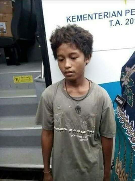 Tak seberuntung Joni, bocah pemanjat tiang bendera ini putus sekolah