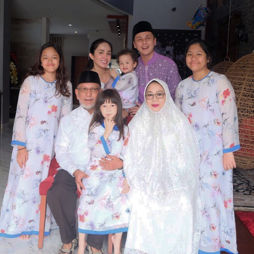 Gaya 12 seleb rayakan Idul Adha, kompak bareng keluarga nih 