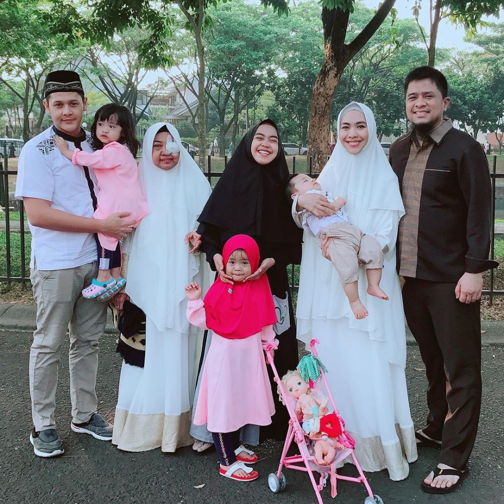 Gaya 12 seleb rayakan Idul Adha, kompak bareng keluarga nih 