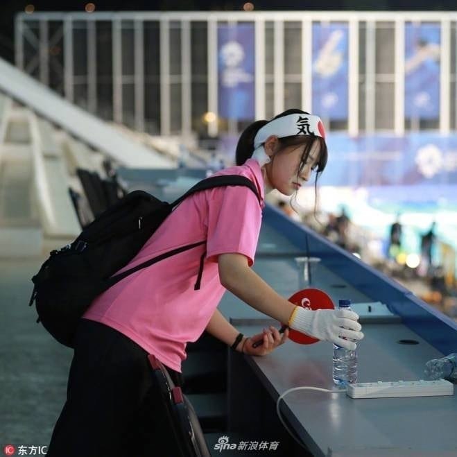 Selain puntung rokok, suporter Jepang juga bersihkan arena renang AG 