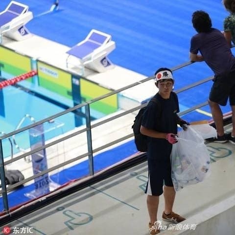 Selain puntung rokok, suporter Jepang juga bersihkan arena renang AG 
