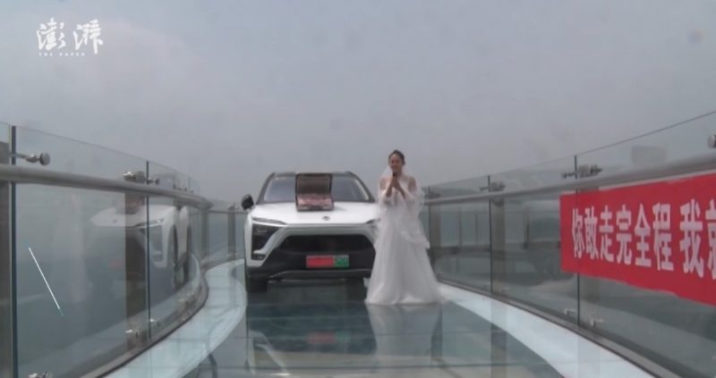 Cewek ini lamar kekasihnya pakai mobil mewah, endingnya bikin miris