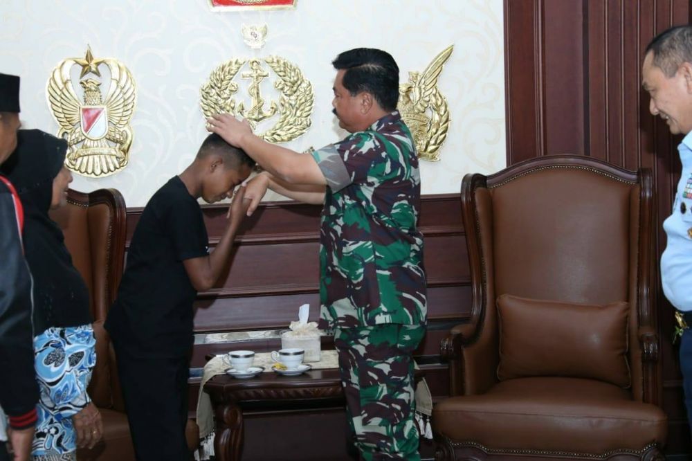 Tak hanya Joni, pemanjat tiang bendera Reza juga terima beasiswa