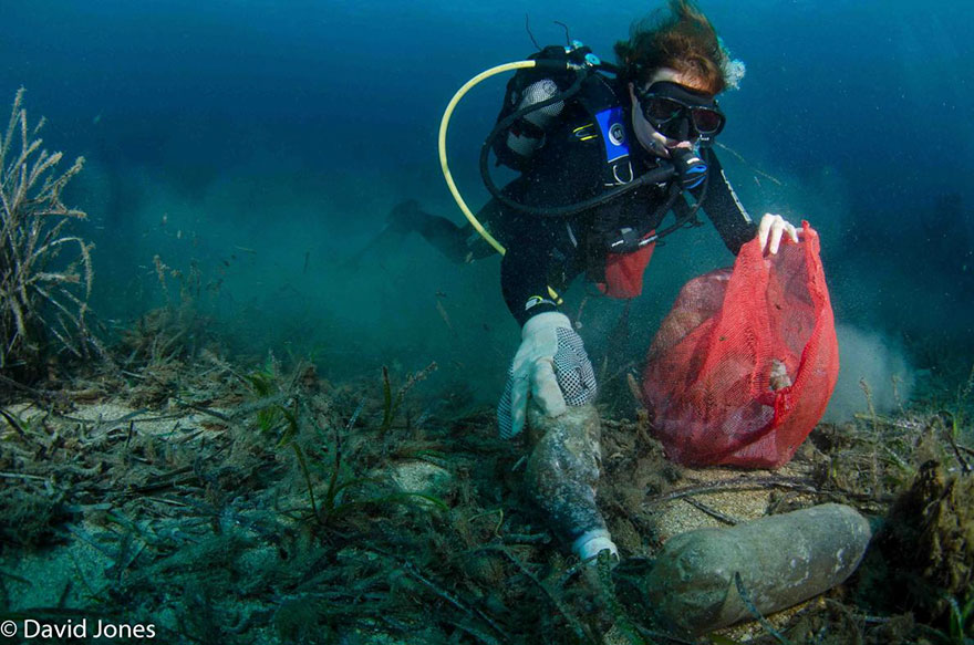 Pungut sampah laut, yang ditemukan cewek ini bikin terkejut