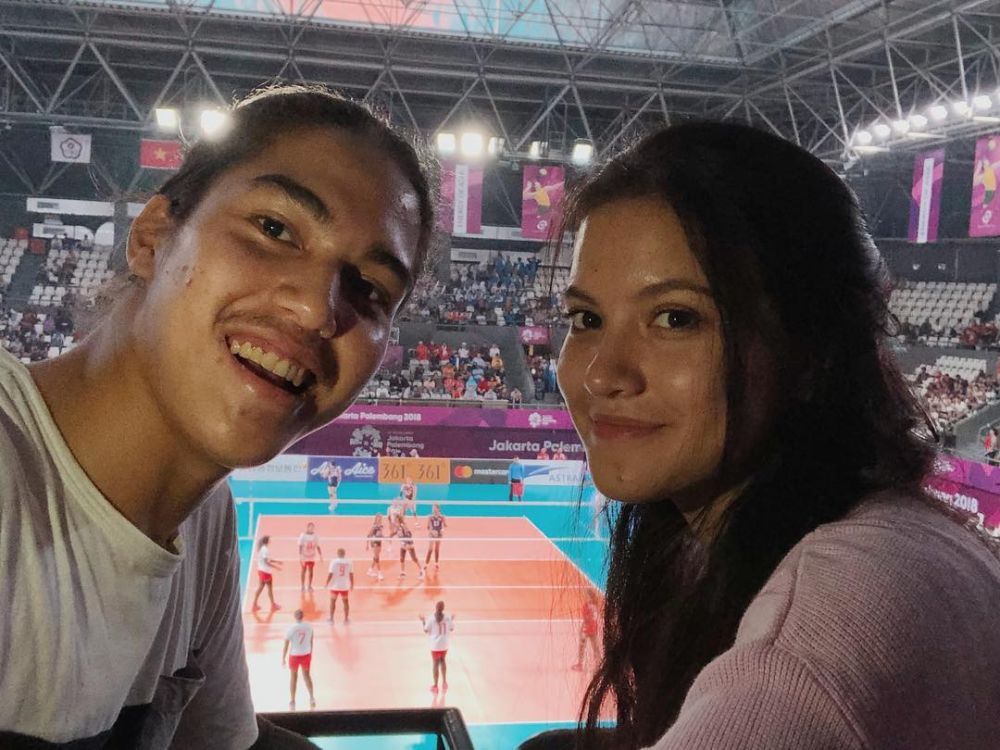 Gaya 6 seleb saat jadi suporter Asian Games, nggak lelah beri semangat