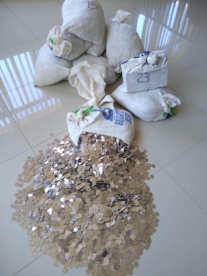 Kecewa, pria ini bayar uang cerai Rp 178 juta pakai uang receh