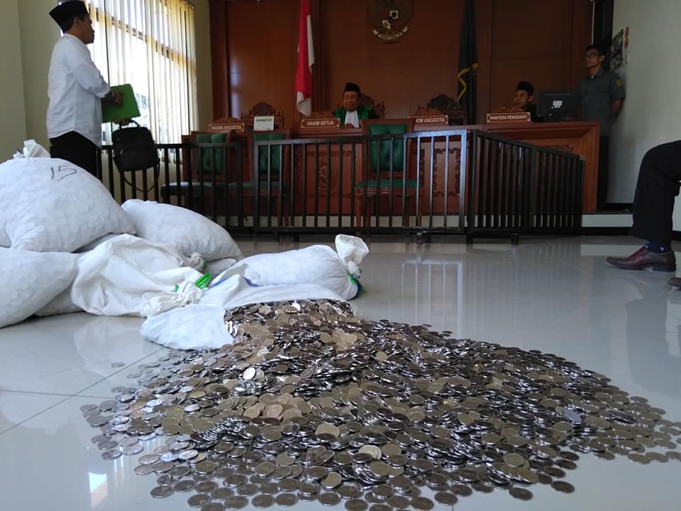 Kecewa, pria ini bayar uang cerai Rp 178 juta pakai uang receh