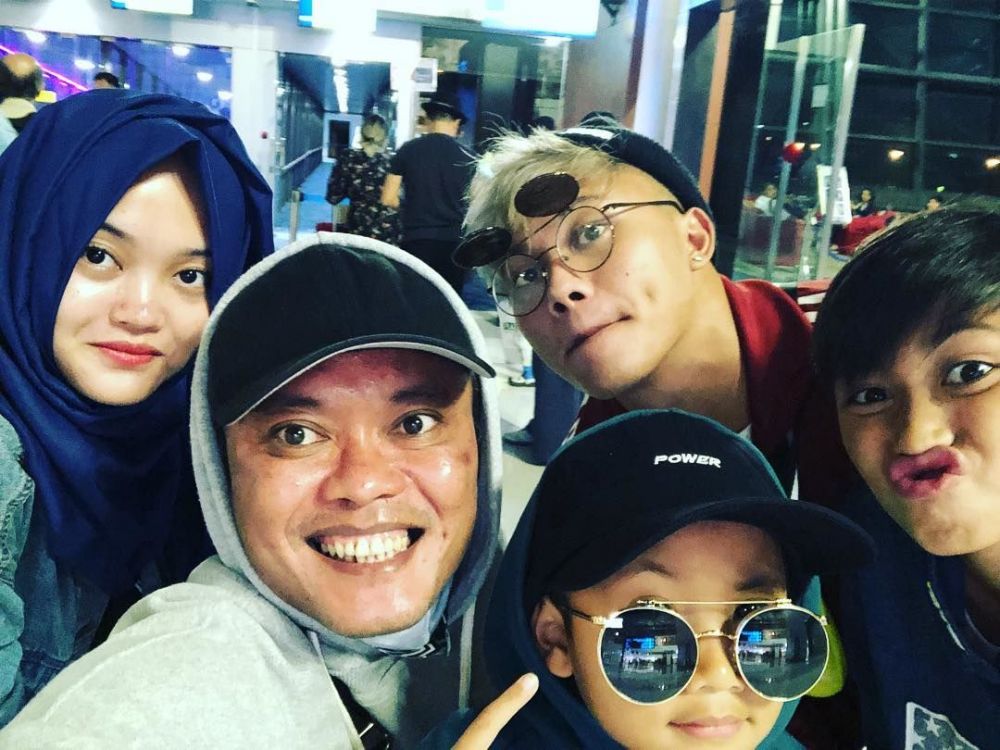 Proses sidang cerai, 5 seleb ini terlihat asyik liburan ke luar negeri