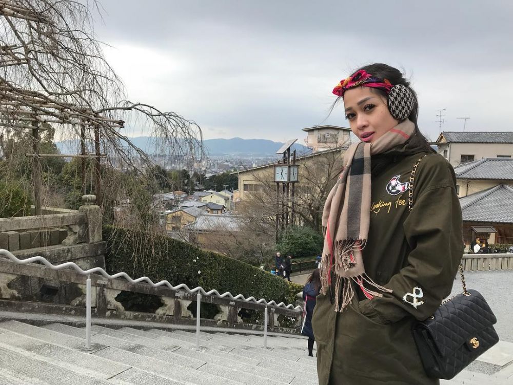 Proses sidang cerai, 5 seleb ini terlihat asyik liburan ke luar negeri