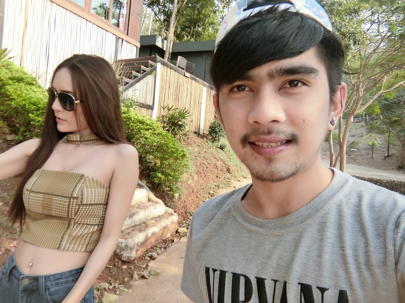 Tak pandang materi, model seksi ini cinta mati dengan sopir taksi