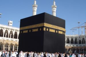 Ini momen penggantian kiswah Kabah saat hari Arafah, jarang orang tahu