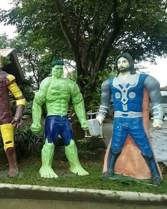 Cuma di Indonesia, 9 patung superhero ini bentuknya bikin tepuk jidat
