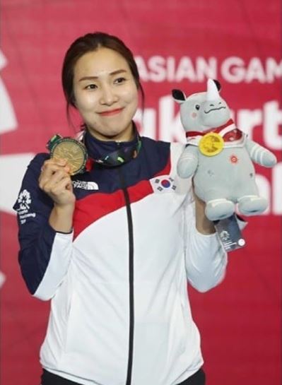 10 Gaya Kang Youngmi, atlet anggar Asian Games yang mirip Via Vallen