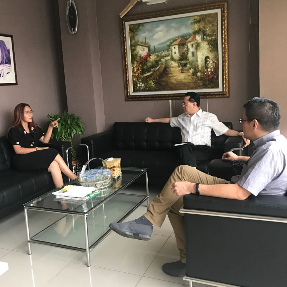 Bergaya minimalis, begini 10 potret ruang kerja Inul Daratista