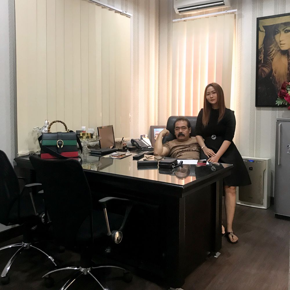 Bergaya minimalis, begini 10 potret ruang kerja Inul Daratista