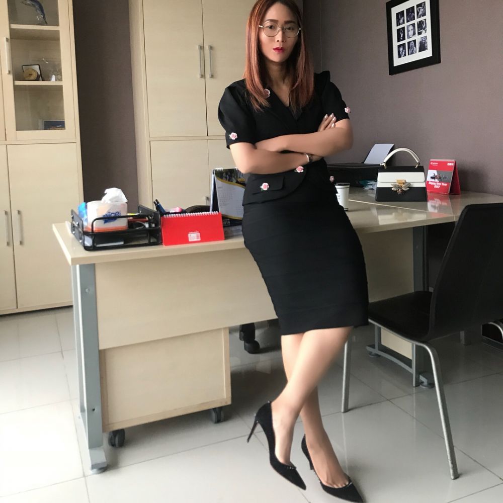 Bergaya minimalis, begini 10 potret ruang kerja Inul Daratista