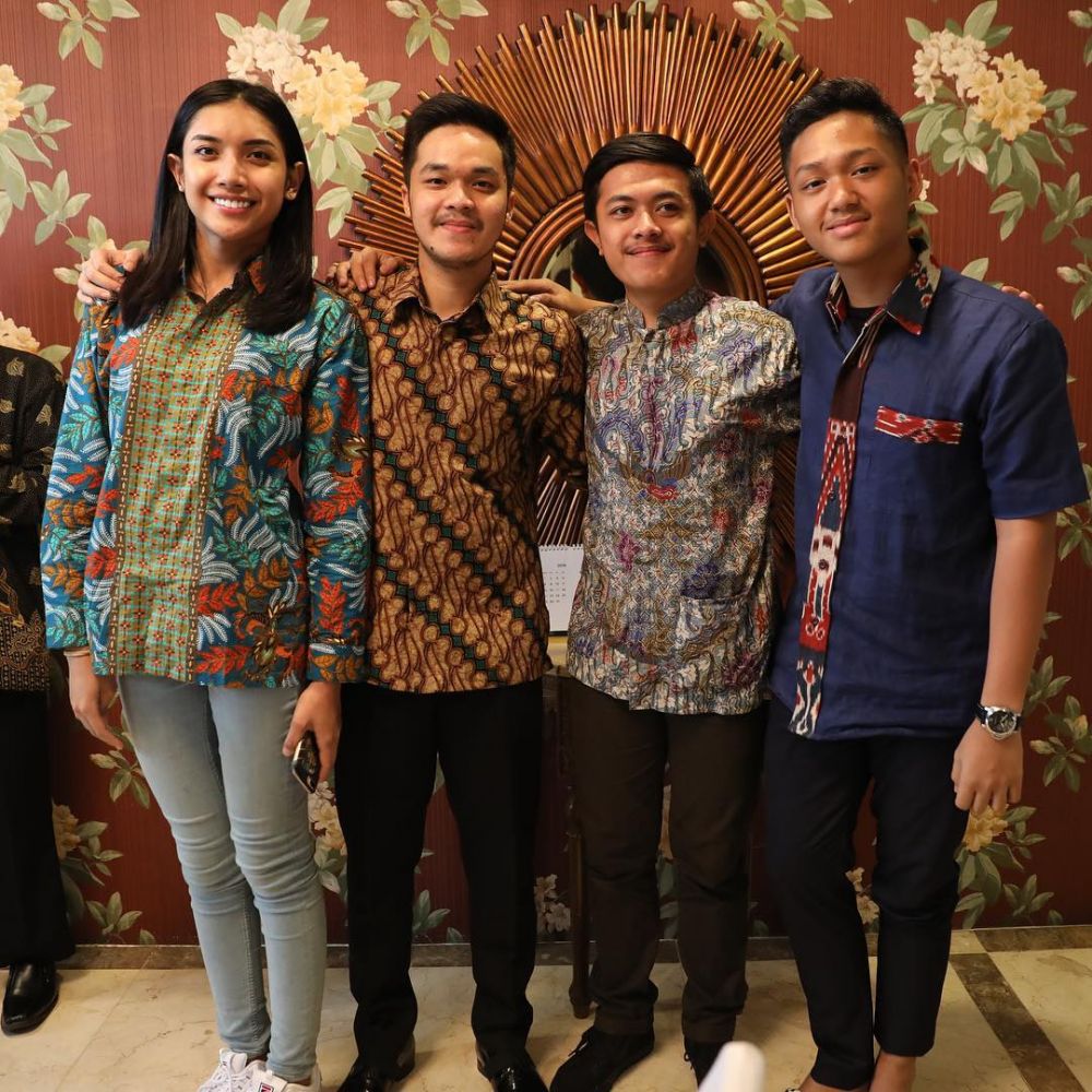 Azriel posting foto keluarga, penampilan Millendaru beda dari biasanya
