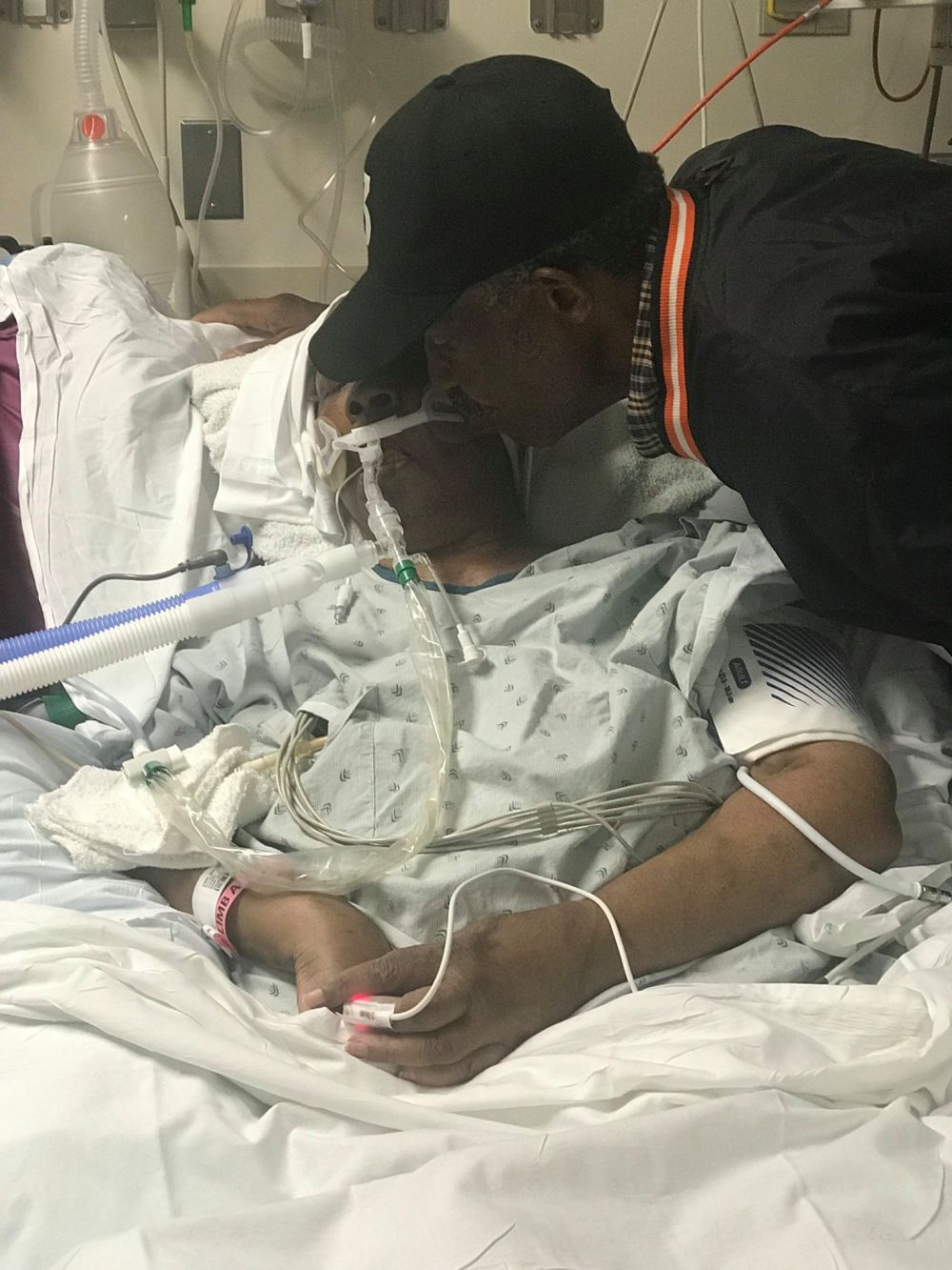 Istri sakit kanker otak, kakek 98 tahun ini jalan 10 km setiap hari