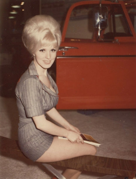 10 Potret rambut modis era 1960, bentuknya lebih besar dari kepala