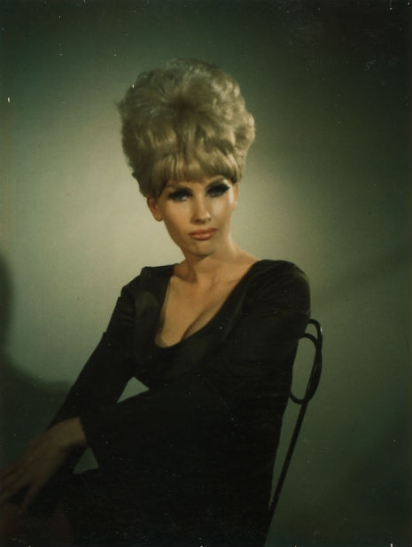10 Potret rambut modis era 1960, bentuknya lebih besar dari kepala