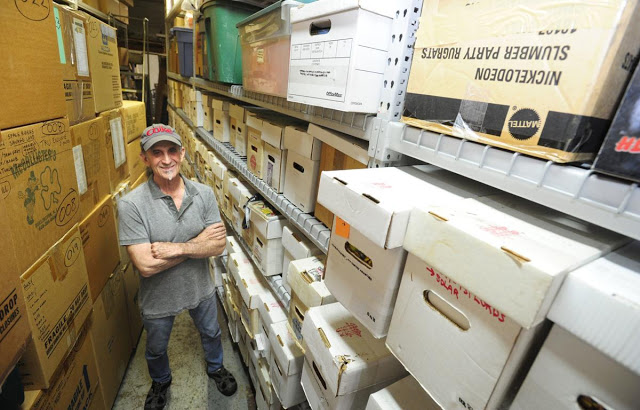 Kisah pria koleksi 200 ribu komik ini bakal bikin kamu terkagum-kagum