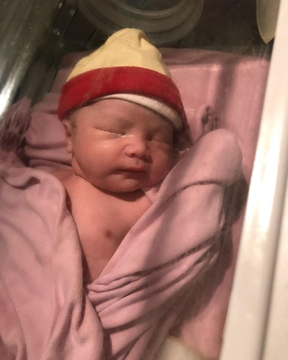 Sang adik melahirkan anak pertama, Andhika Pratama dapat ponakan baru