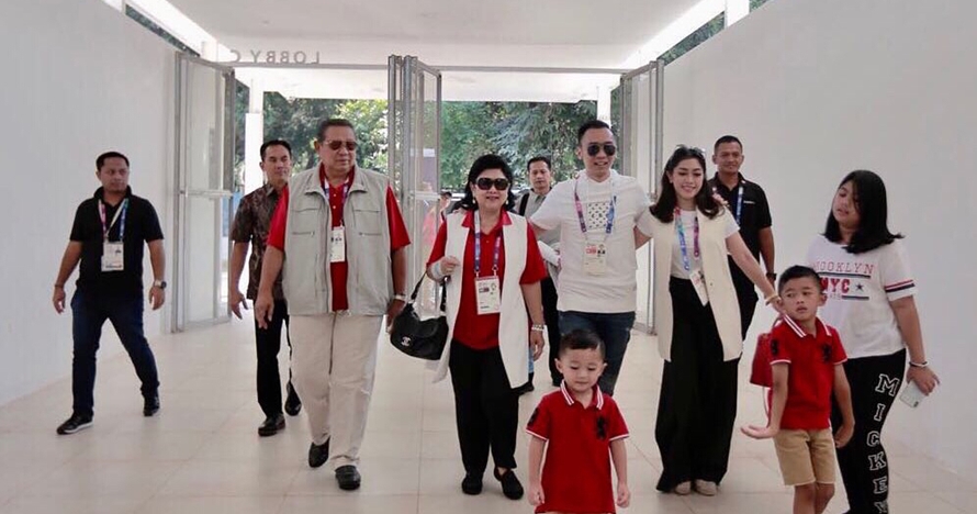 8 Potret seru keluarga SBY nonton Asian Games, kompak baju merah putih