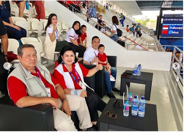 8 Potret seru keluarga SBY nonton Asian Games, kompak baju merah putih