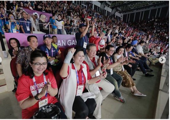 8 Potret seru keluarga SBY nonton Asian Games, kompak baju merah putih