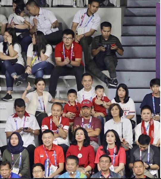 8 Potret seru keluarga SBY nonton Asian Games, kompak baju merah putih