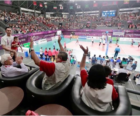 8 Potret seru keluarga SBY nonton Asian Games, kompak baju merah putih